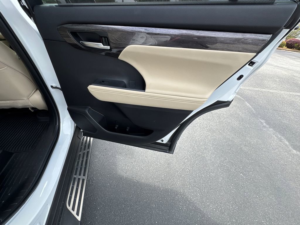 Used 2024 Toyota Highlander Platinum image 16