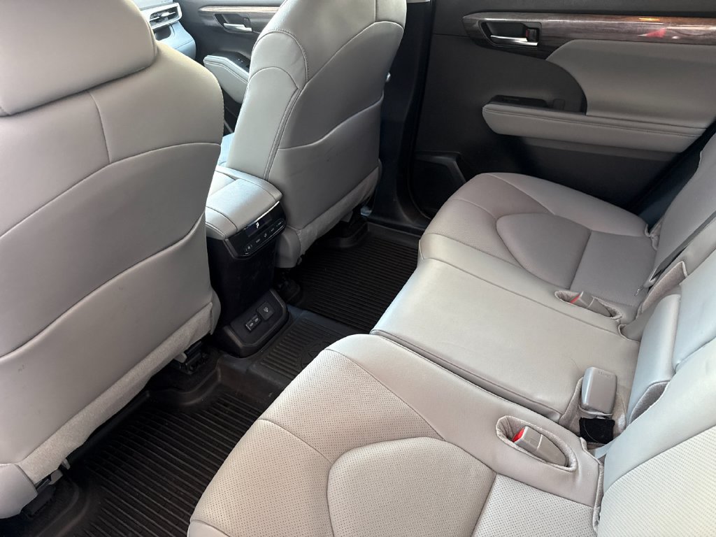 Used 2024 Toyota Highlander Limited AWD/4WD image 12