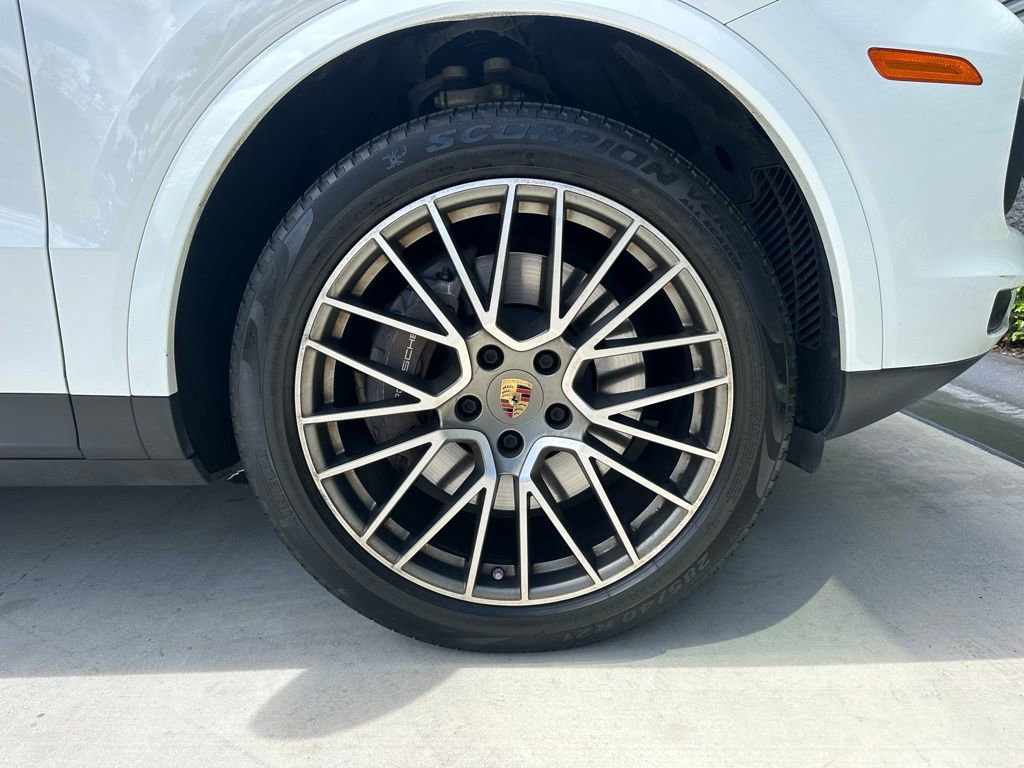 Certified 2023 Porsche Cayenne Platinum Edition image 15