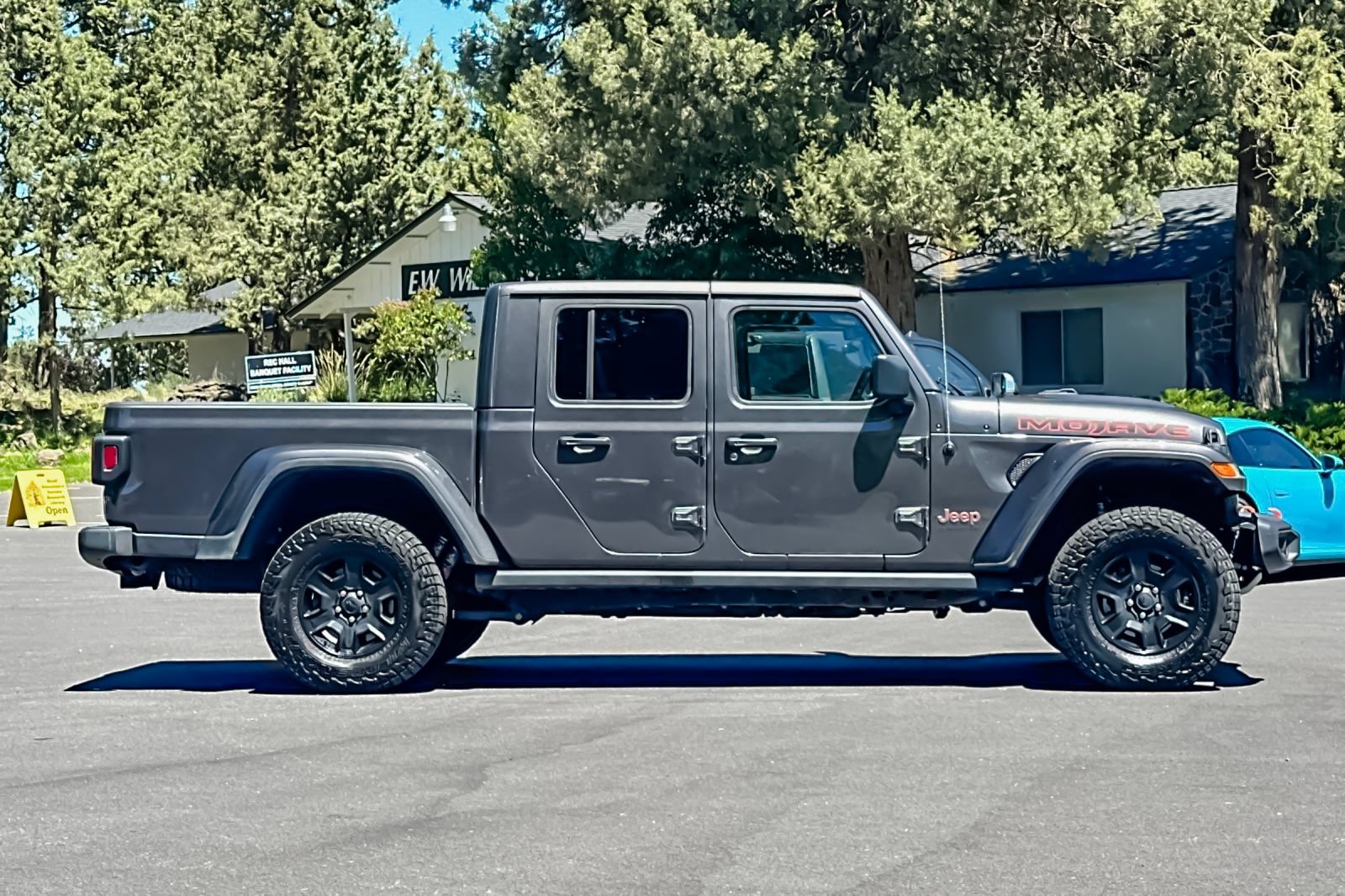 Used 2022 Jeep Gladiator Mojave w/ Trailer Tow Package AWD/4WD video 3