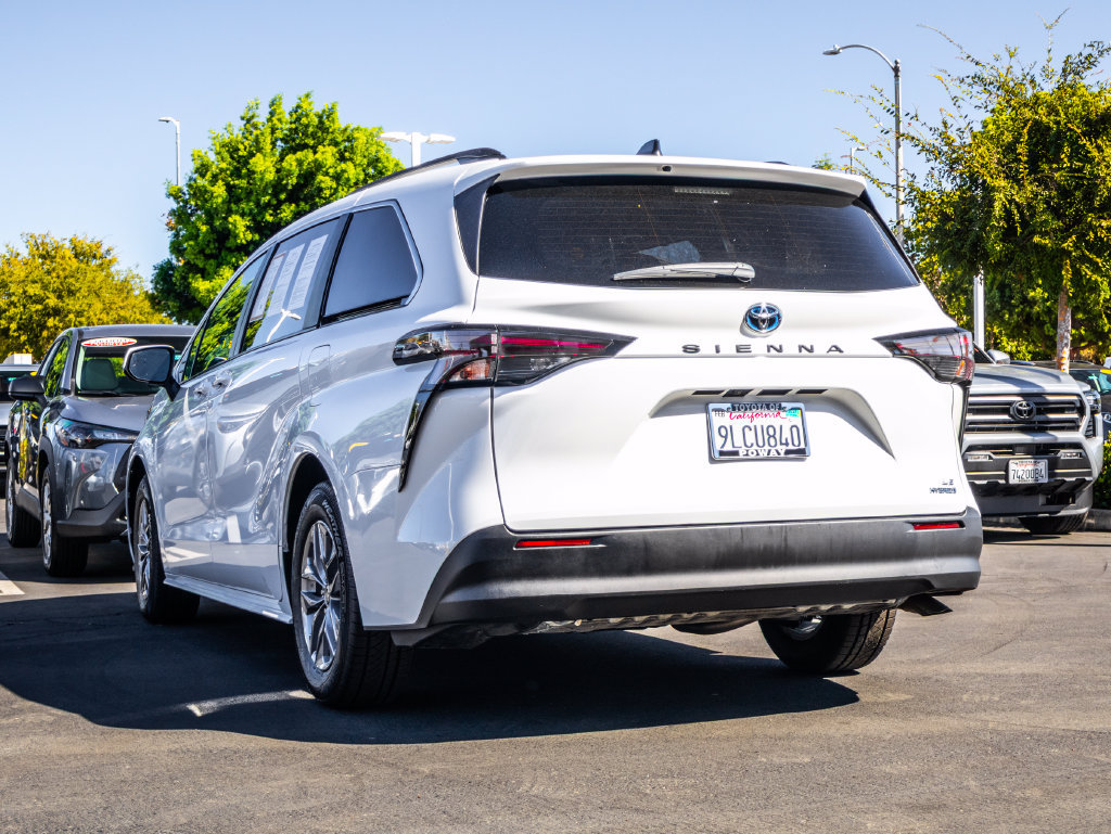 Certified 2024 Toyota Sienna LE w/ LE Plus Package FWD image 8