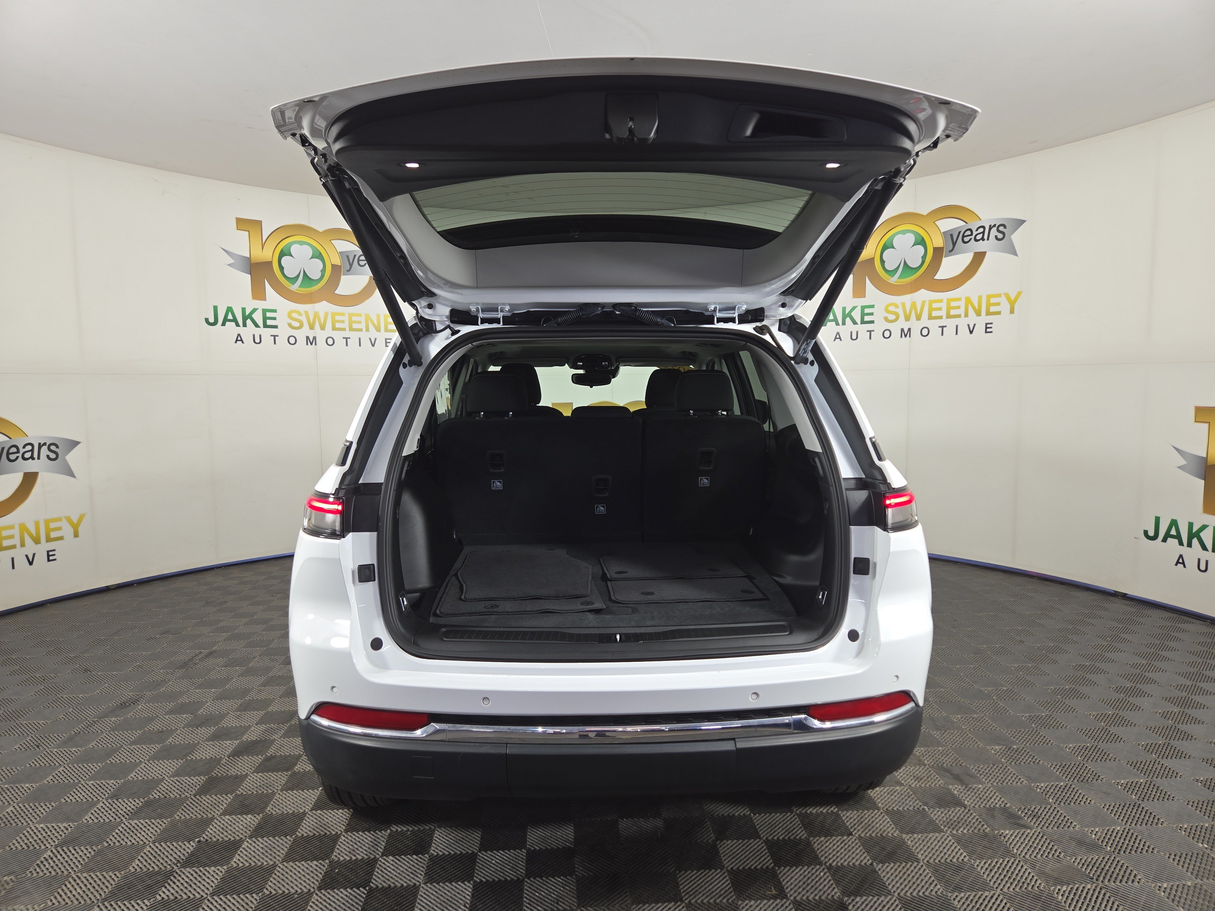 Used 2023 Jeep Grand Cherokee Laredo w/ Luxury Tech Group I AWD/4WD image 33