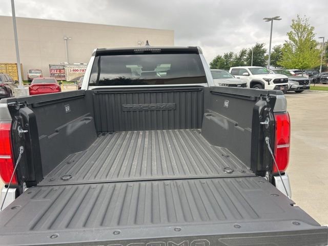 Used 2025 Toyota Tacoma SR5 AWD/4WD image 9