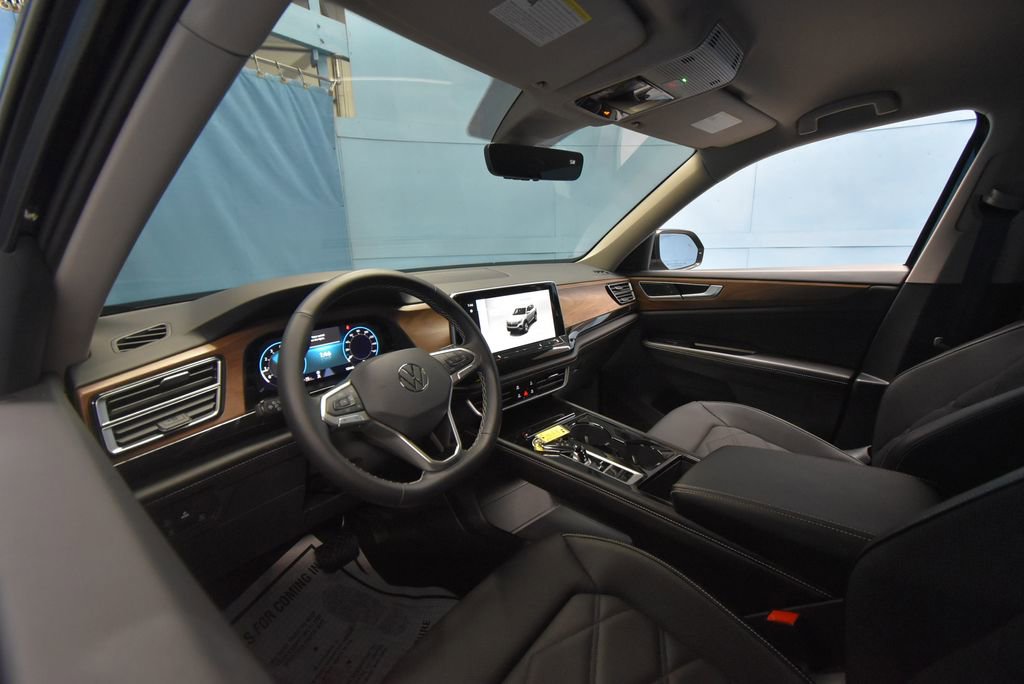 Used 2024 Volkswagen Atlas SE w/ Black Wheel Package image 2