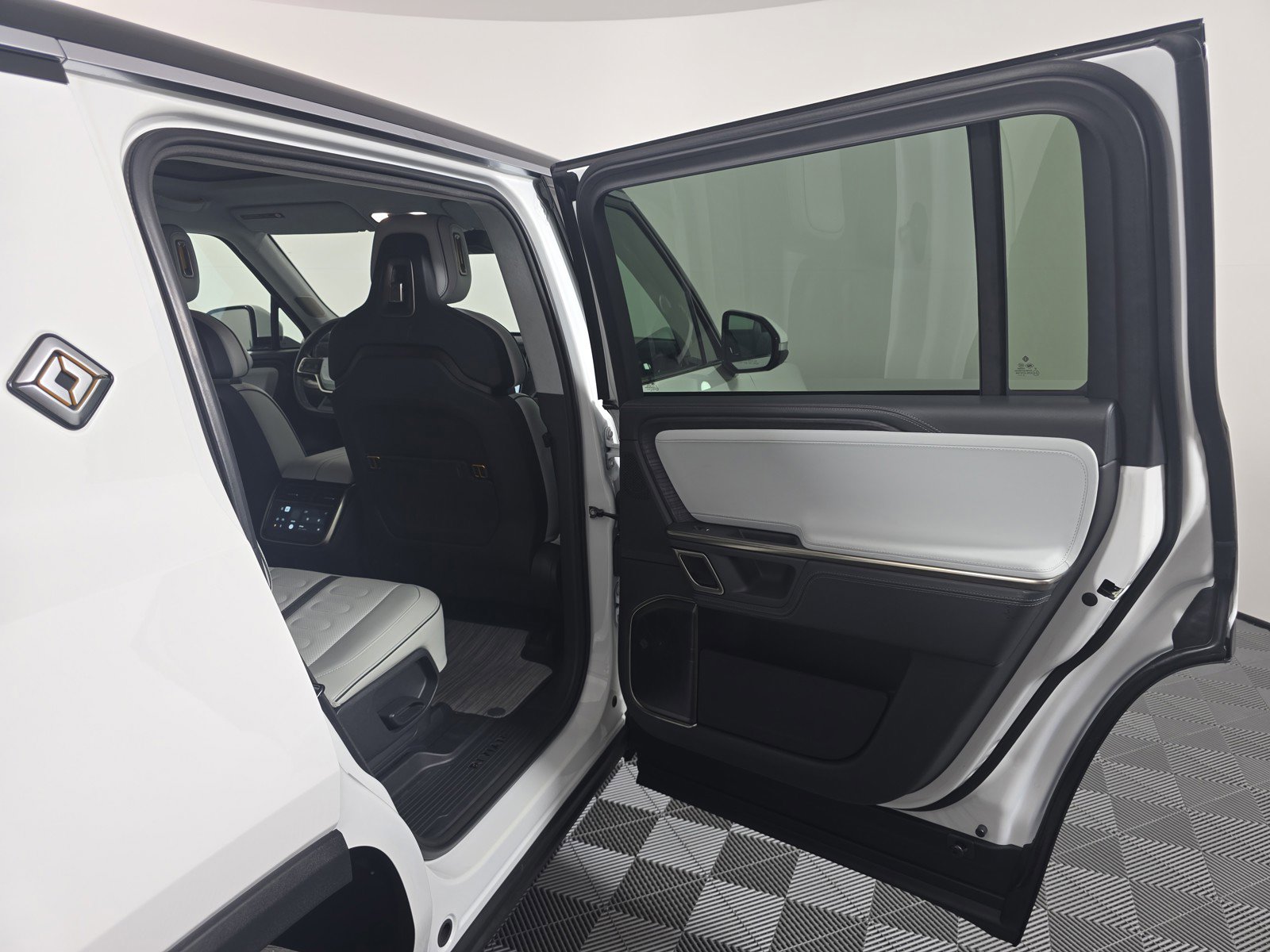 Used 2024 Rivian R1S Adventure AWD/4WD image 19