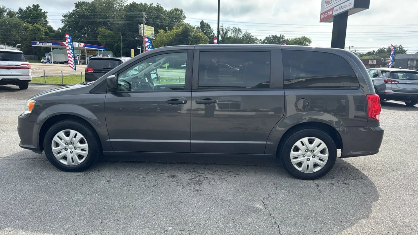 Used 2019 Dodge Grand Caravan SE w/ UConnect Hands-Free Group FWD image 2