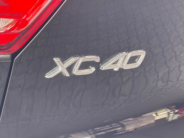 Used 2020 Volvo XC40 T4 Momentum FWD image 10