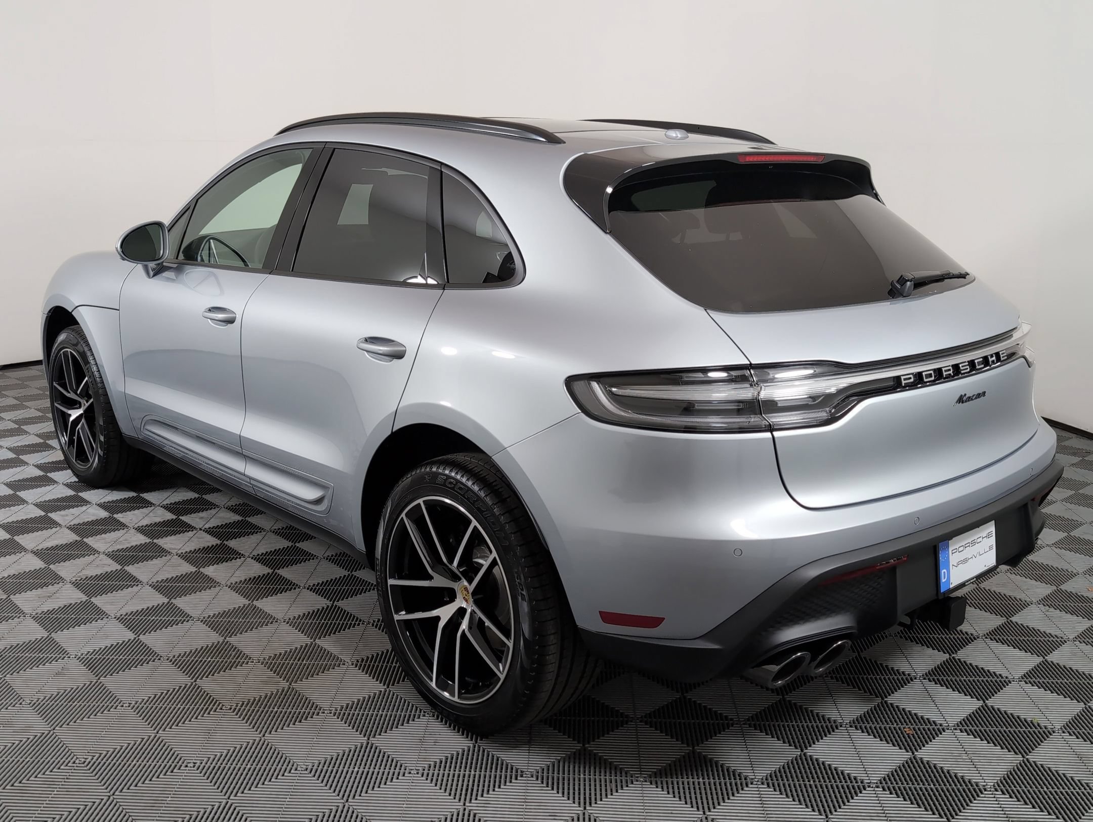 Certified 2025 Porsche Macan AWD/4WD image 3