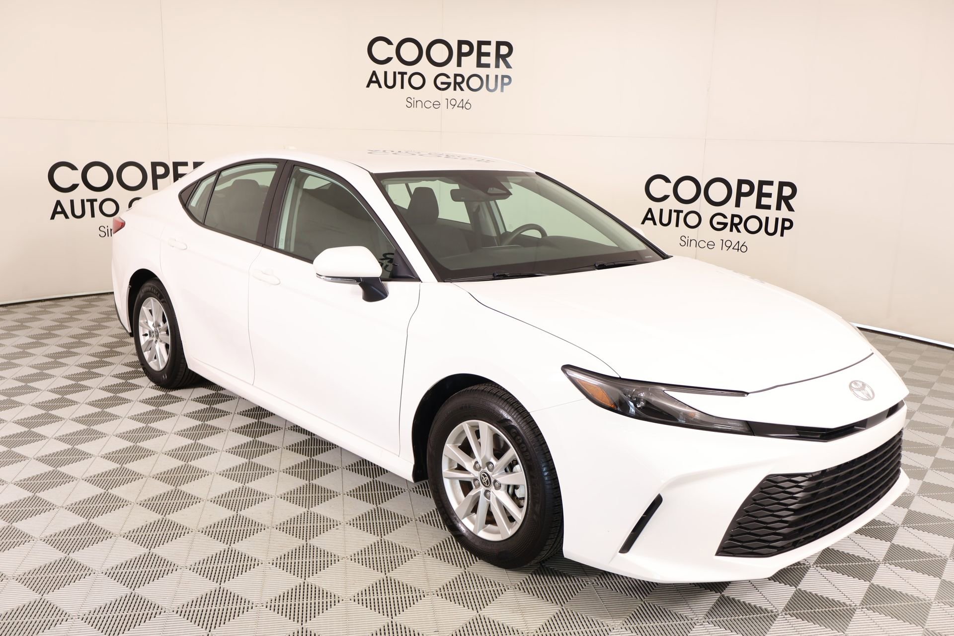 Used 2025 Toyota Camry LE w/ Convenience Package FWD image 1