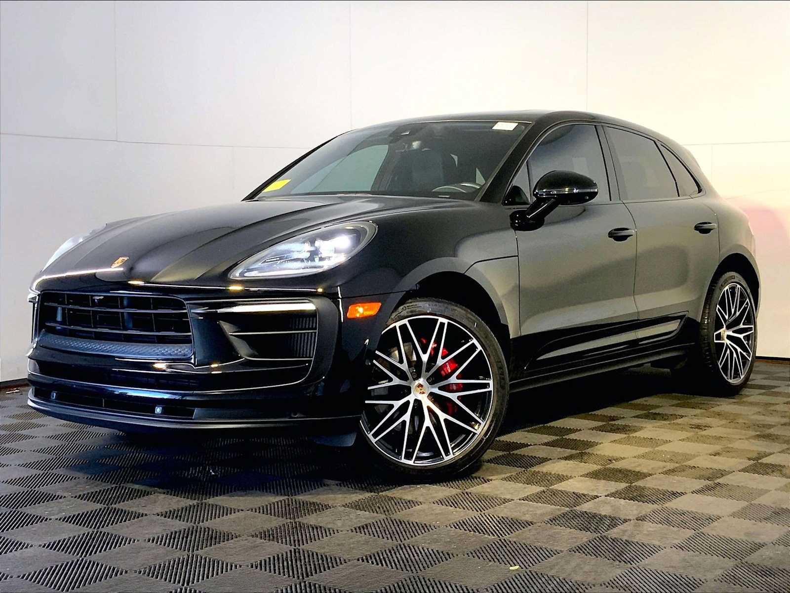 Certified 2022 Porsche Macan S AWD/4WD image 1