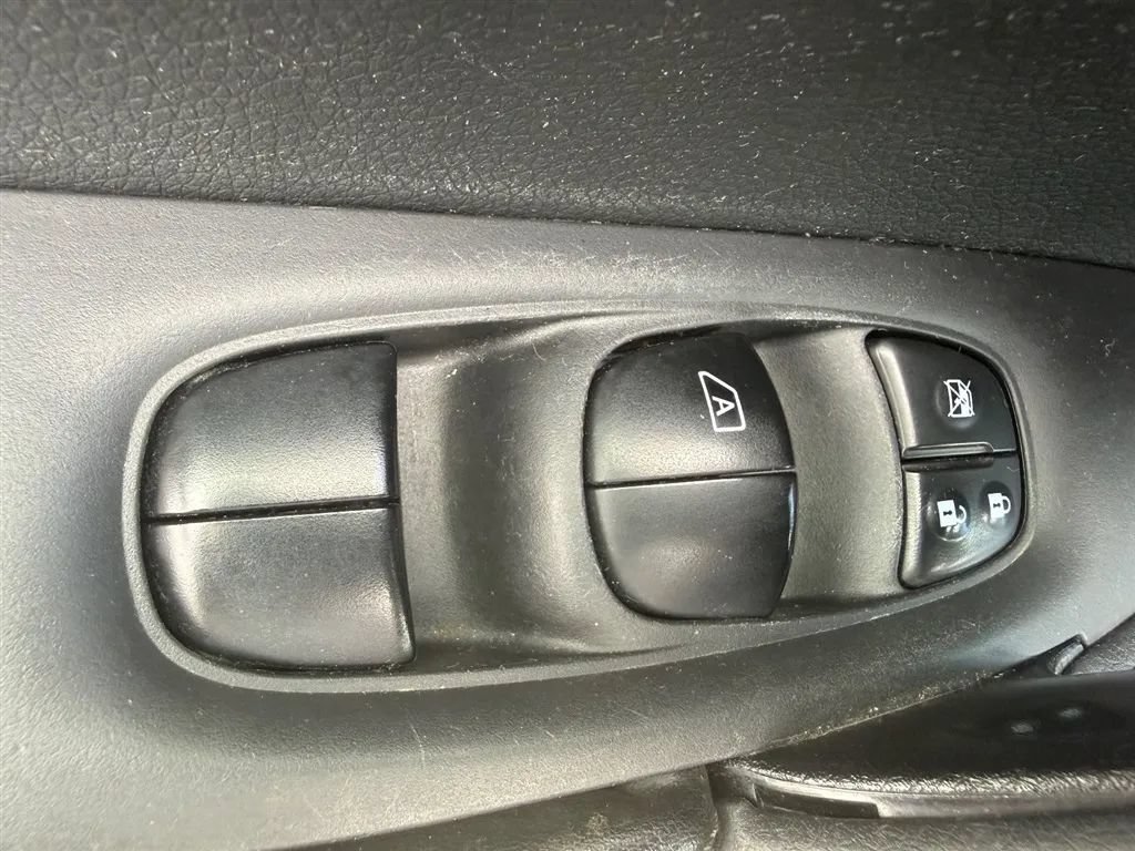 Used 2018 Nissan Rogue S AWD/4WD image 24