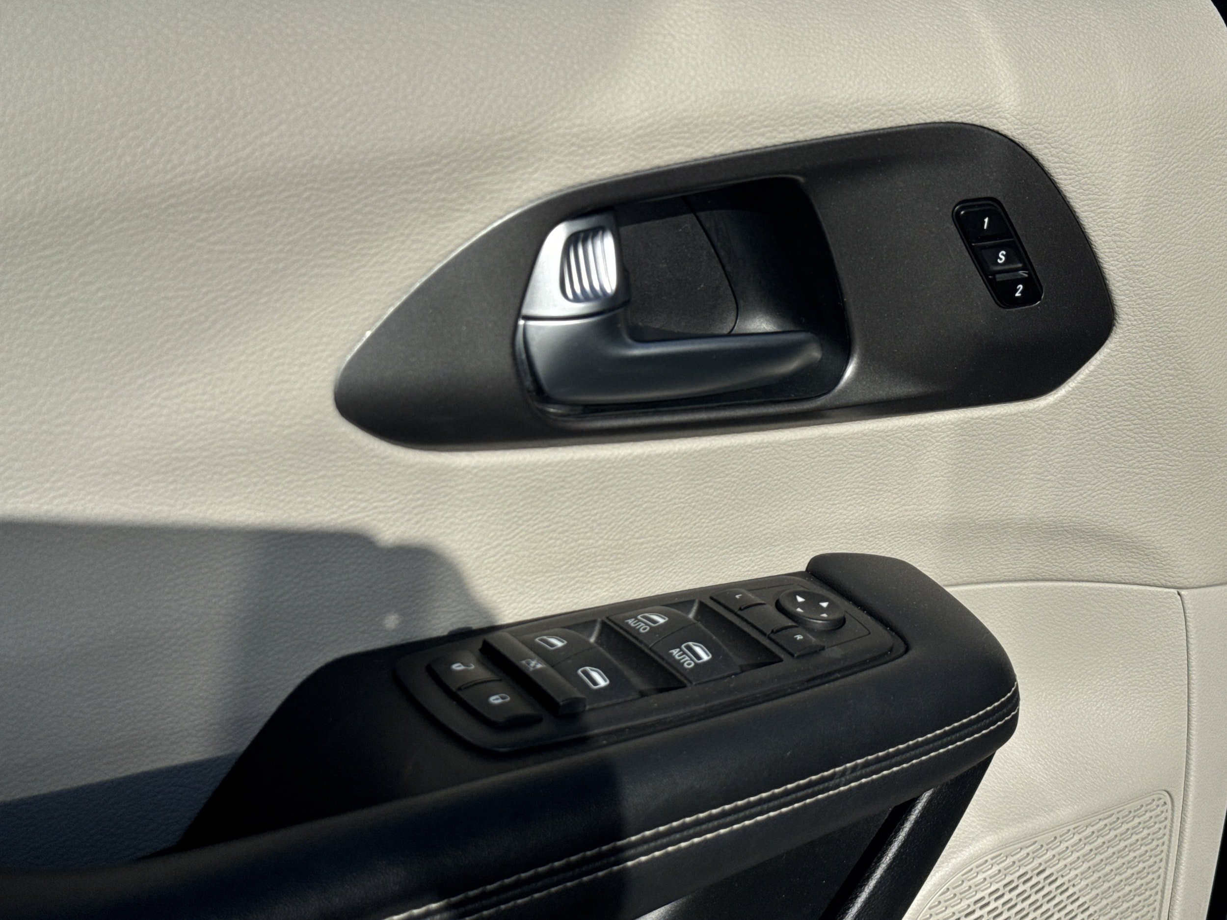 Used 2024 Chrysler Pacifica Touring-L FWD image 4