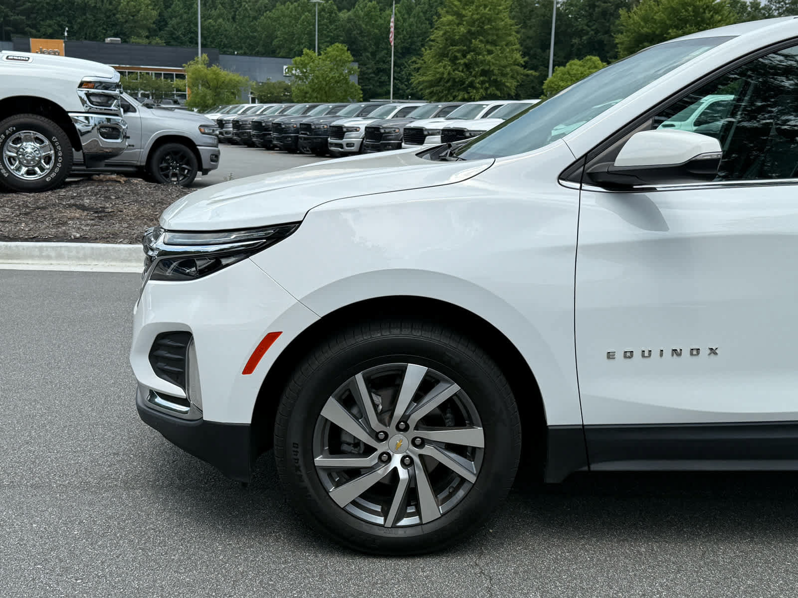 Used 2022 Chevrolet Equinox Premier AWD/4WD image 10
