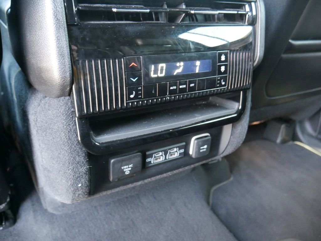 Certified 2024 Jeep Wagoneer L Series III w/ Flexible Seating Group image 19