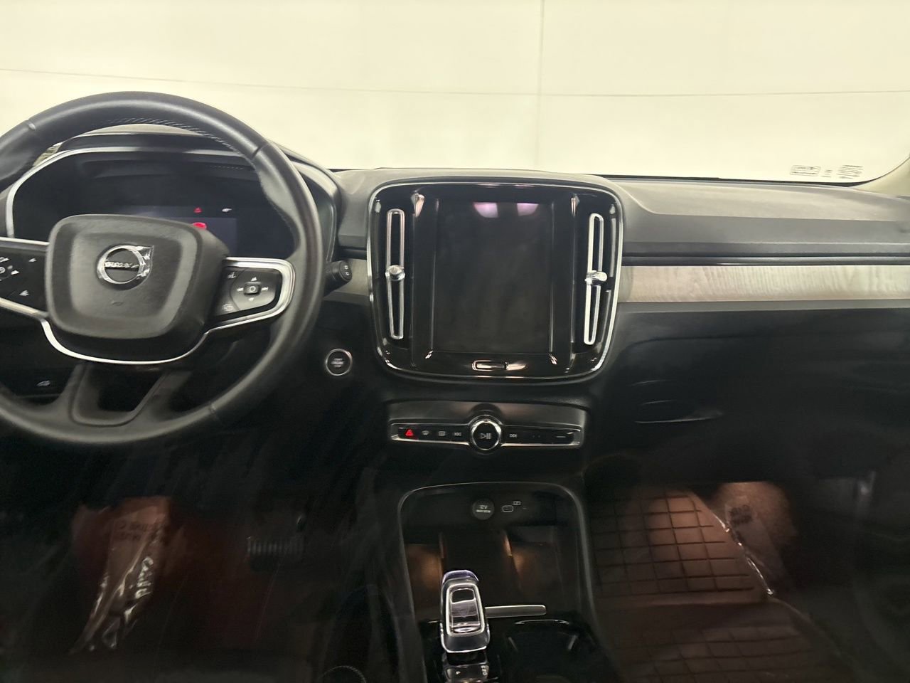 Used 2024 Volvo XC40 B5 Ultimate w/ Protection Package Premier image 21