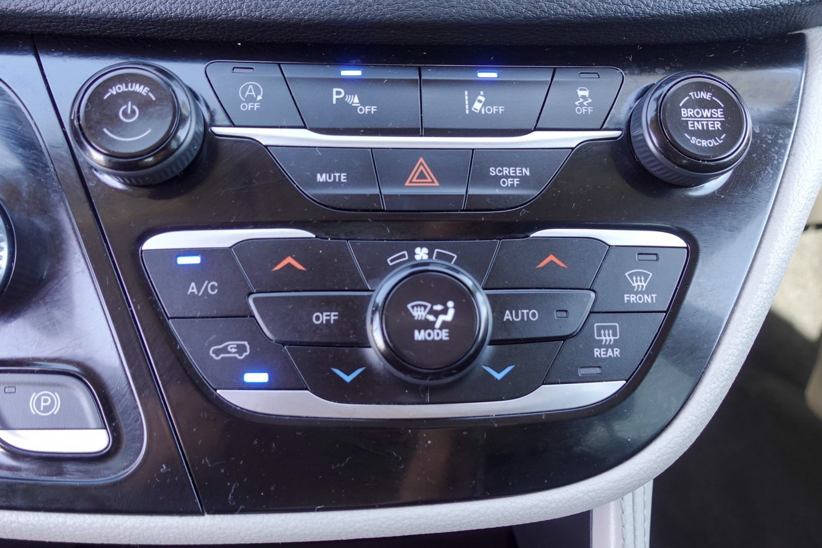 Used 2023 Chrysler Pacifica Limited FWD image 22