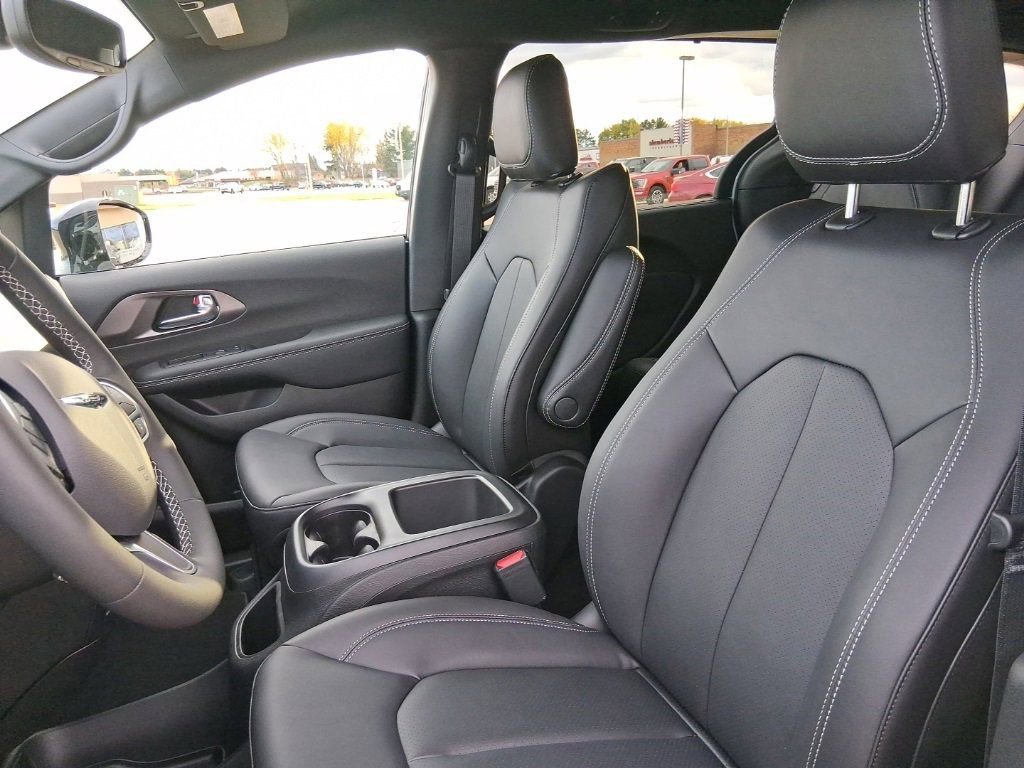 New 2026 Chrysler Pacifica Select image 18