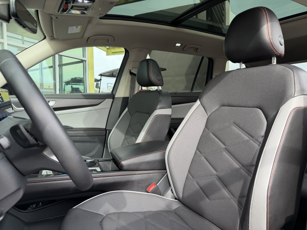 Used 2024 Volkswagen Atlas Peak Edition SEL AWD/4WD image 35