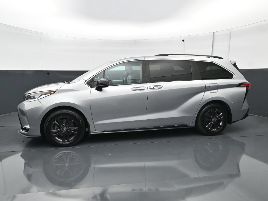 Used 2024 Toyota Sienna XSE AWD/4WD image 3