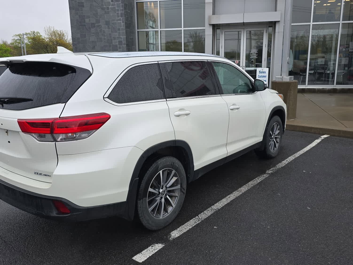 Used 2019 Toyota Highlander XLE AWD/4WD image 4