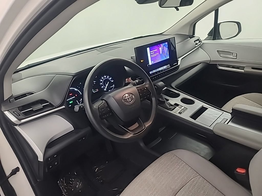 Used 2025 Toyota Sienna LE FWD image 27