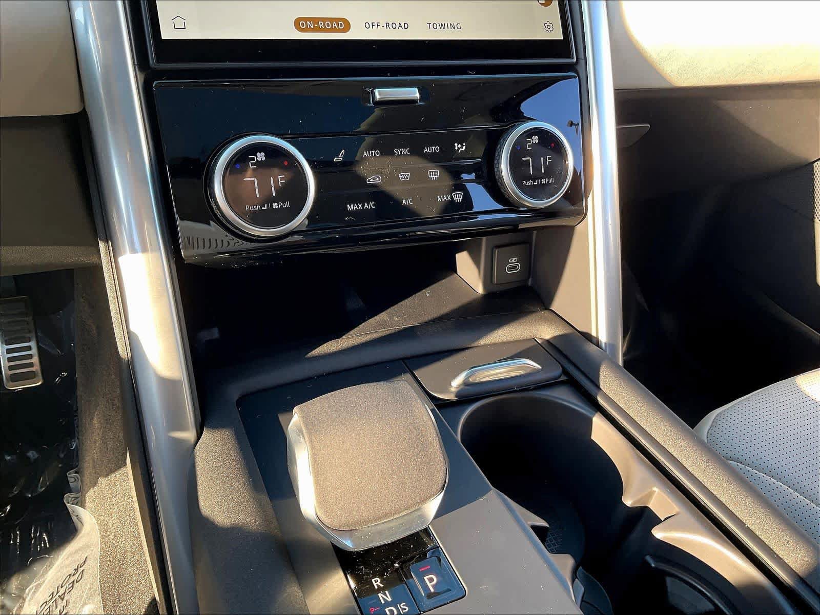 New 2025 Land Rover Discovery Metropolitan Edition AWD/4WD image 21