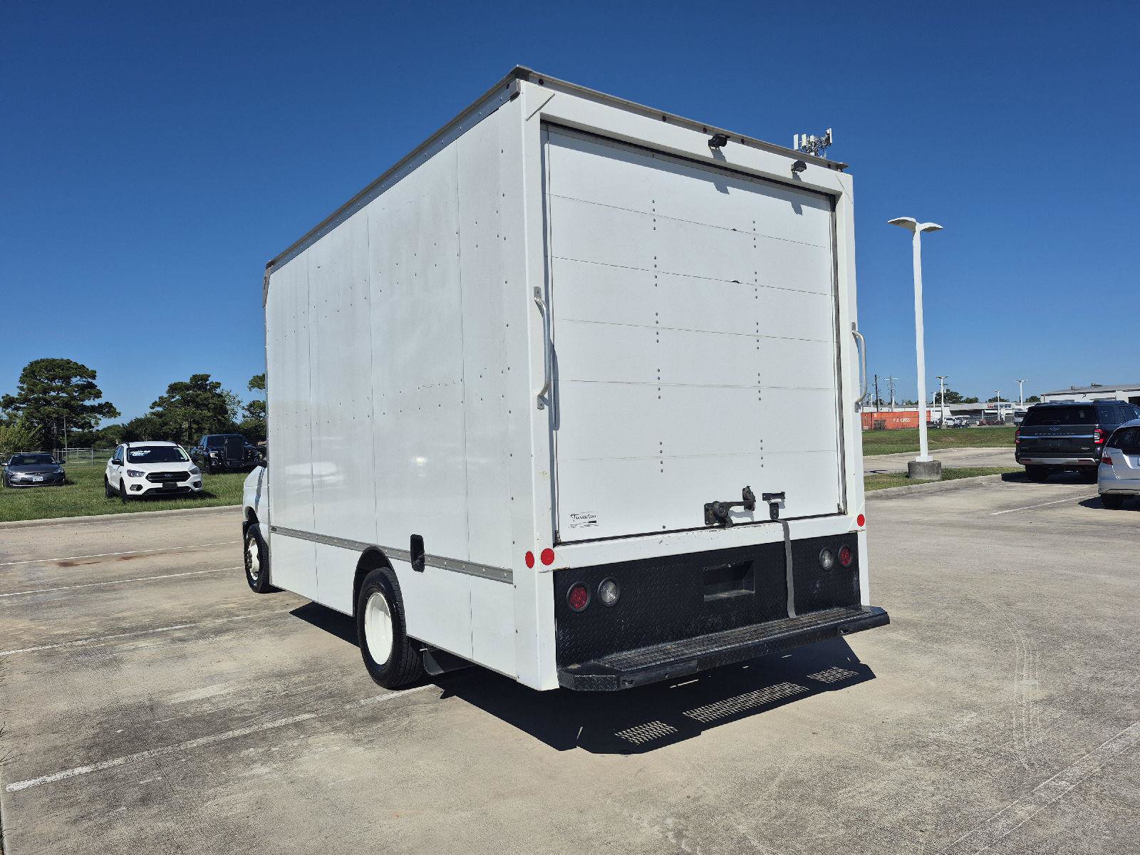 Certified 2024 Ford E-450 and Econoline 450 Super Duty w/ Driver's Safety Package RWD image 9
