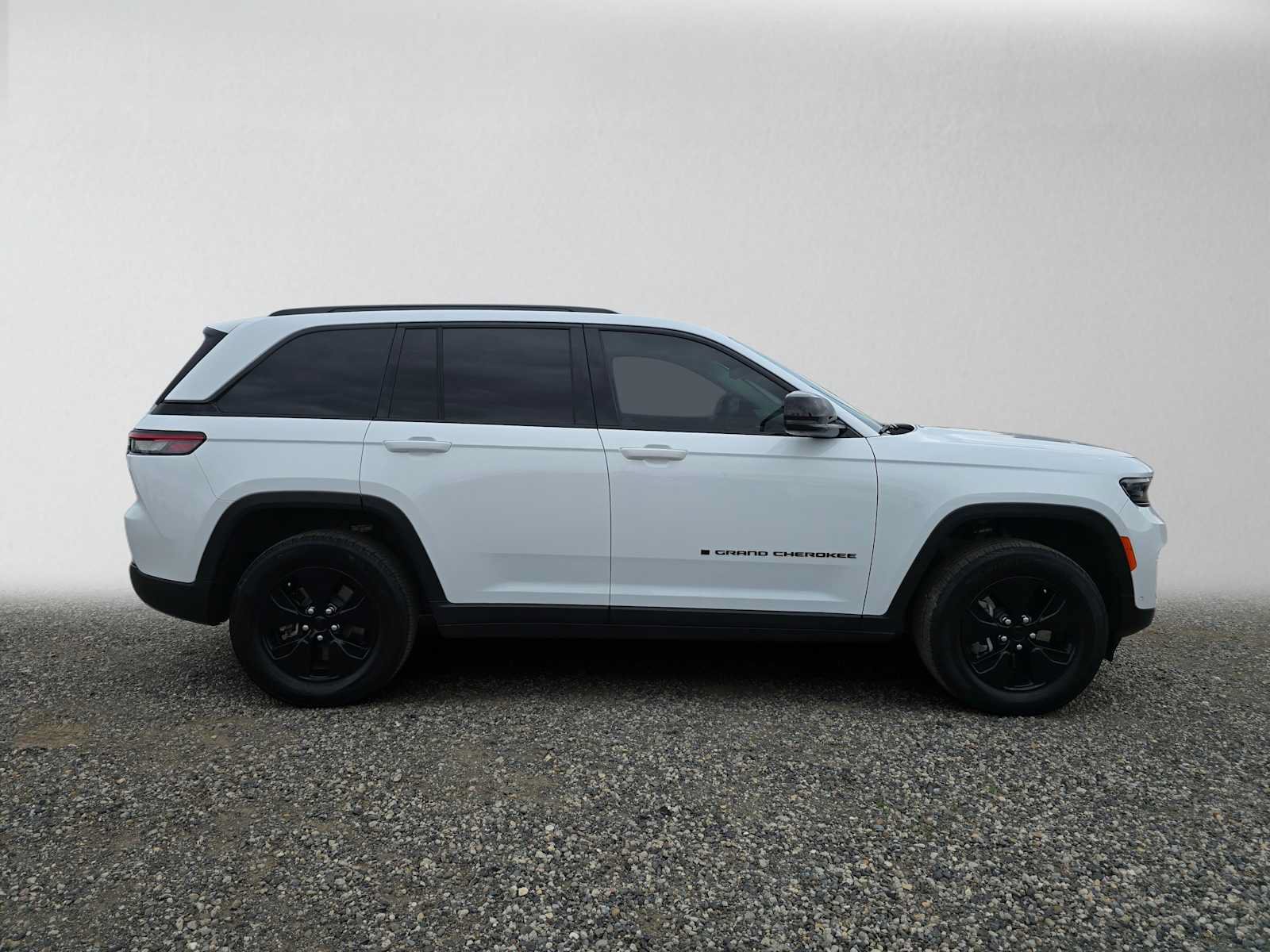 Used 2022 Jeep Grand Cherokee Limited 4xe w/ Luxury Tech Group II AWD/4WD image 2