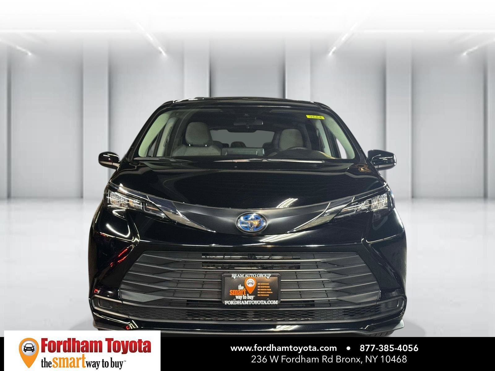 Used 2024 Toyota Sienna LE FWD image 2
