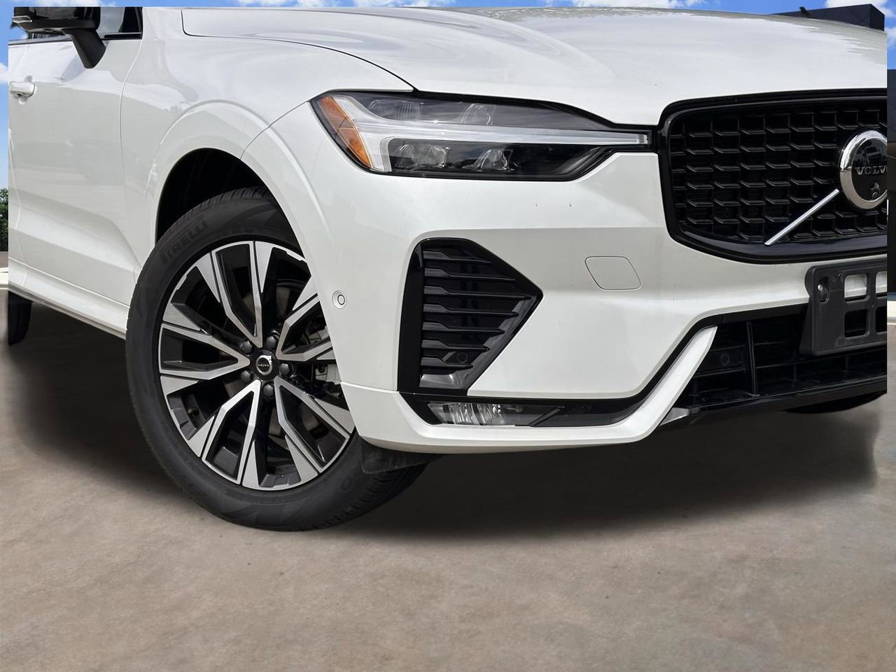 Used 2025 Volvo XC60 B5 Plus image 4