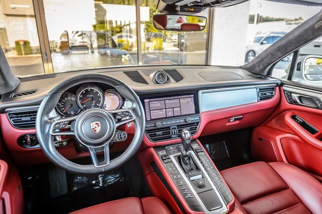 Used 2020 Porsche Macan Turbo image 24