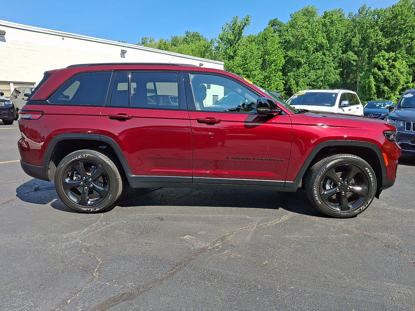 Certified 2023 Jeep Grand Cherokee Altitude AWD/4WD image 7