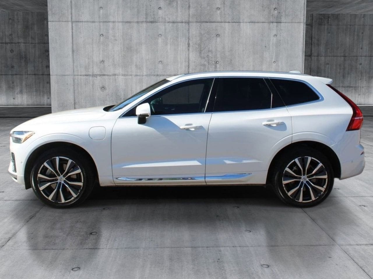 Used 2022 Volvo XC60 T8 Inscription Expression w/ Advanced Package AWD/4WD image 2