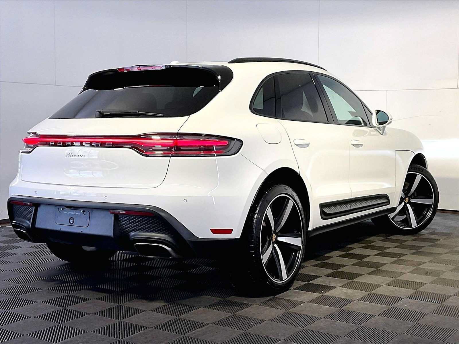Certified 2023 Porsche Macan AWD/4WD image 7
