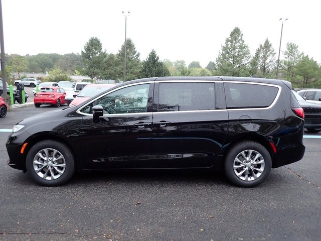 New 2026 Chrysler Pacifica Select image 2