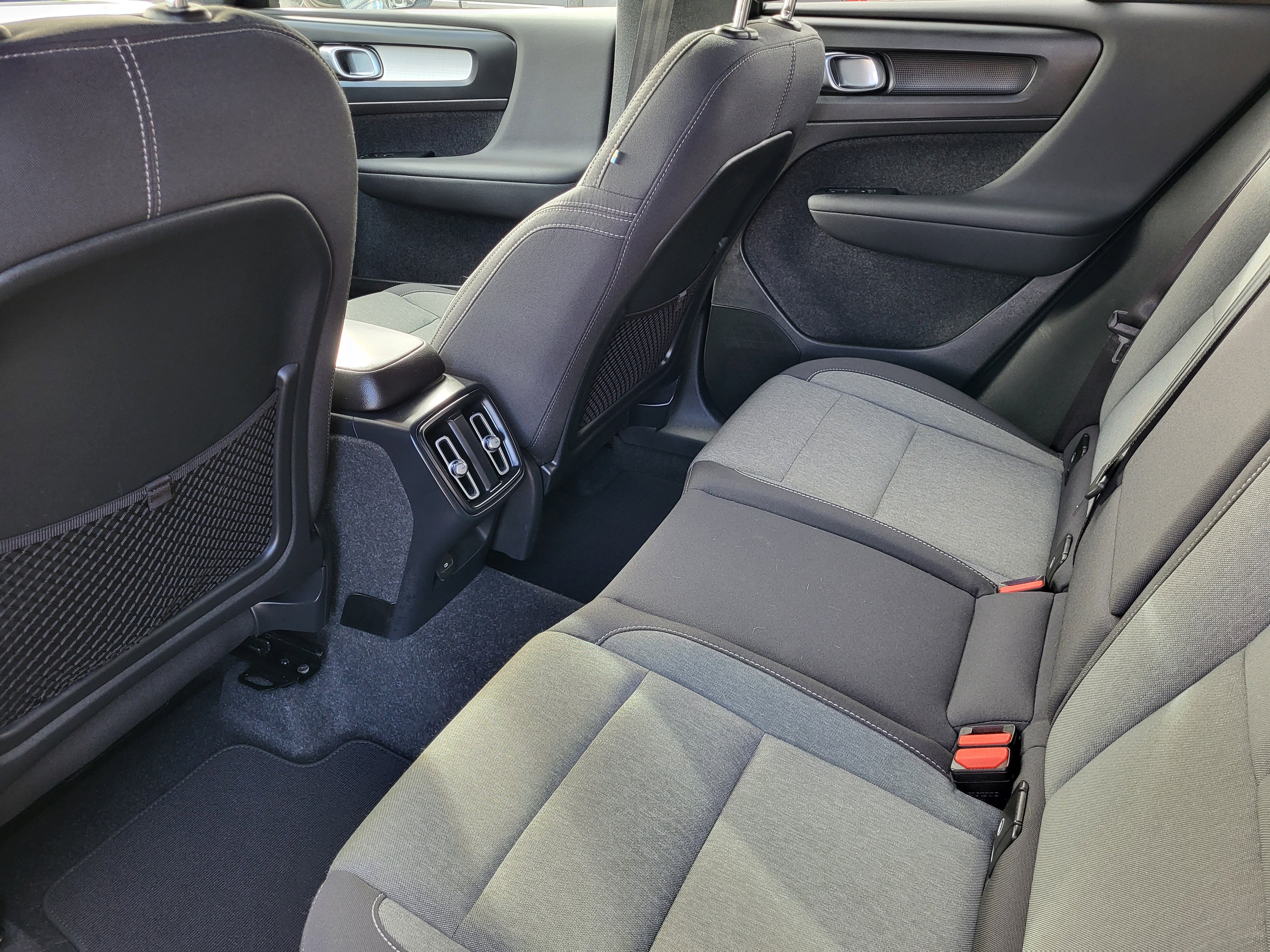 Used 2023 Volvo XC40 B5 Core image 8