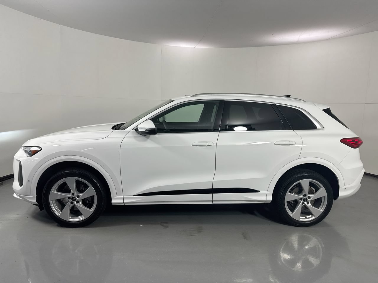 Used 2025 Audi Q5 Premium Plus w/ Premium Plus AWD/4WD image 2