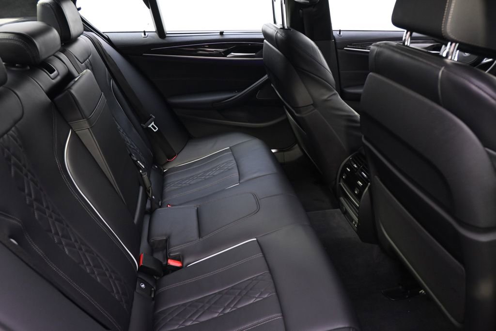 Used 2022 BMW M550i xDrive w/ Dynamic Handling Package image 14