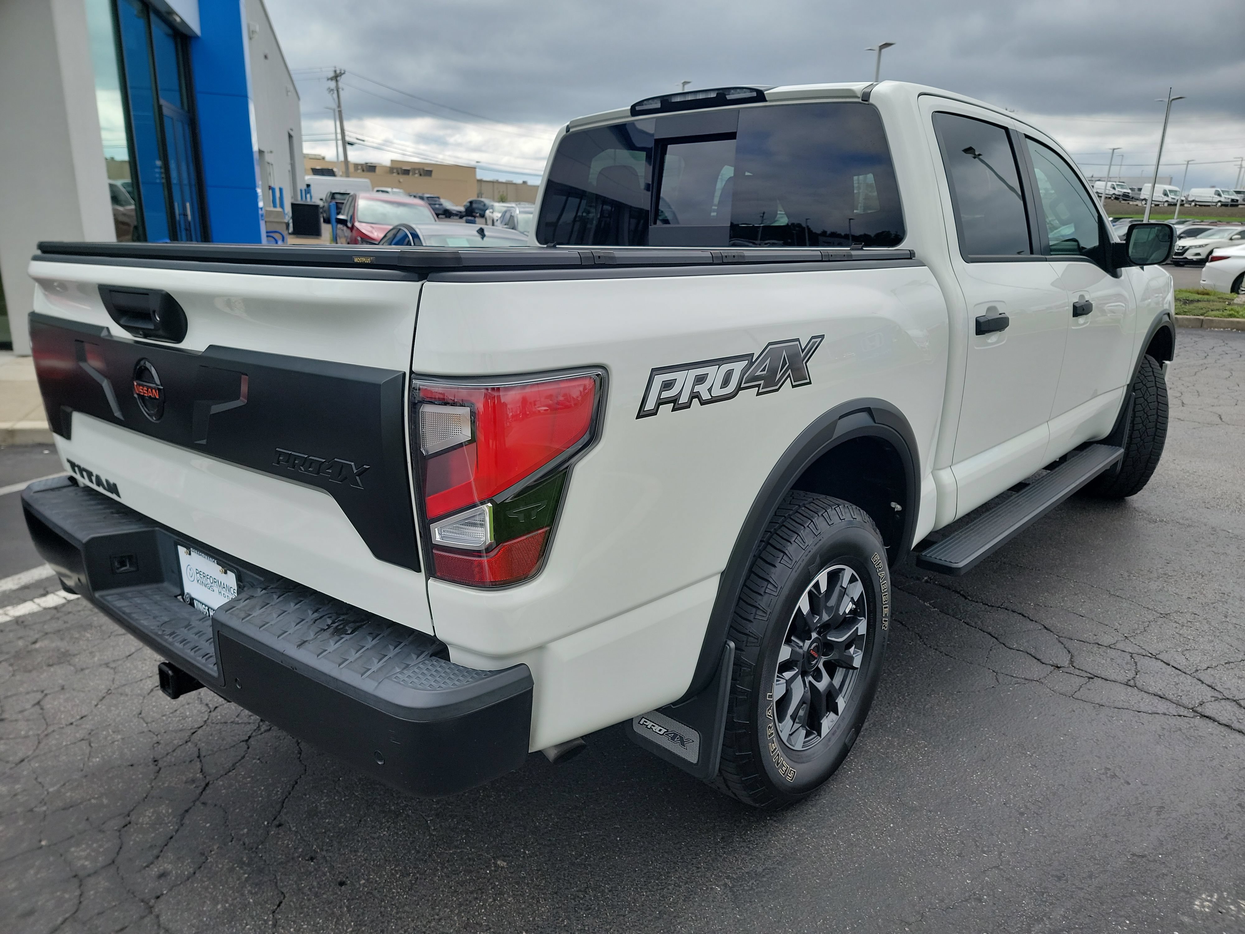 Used 2021 Nissan Titan PRO-4X w/ Pro-4x Convenience Package AWD/4WD image 9