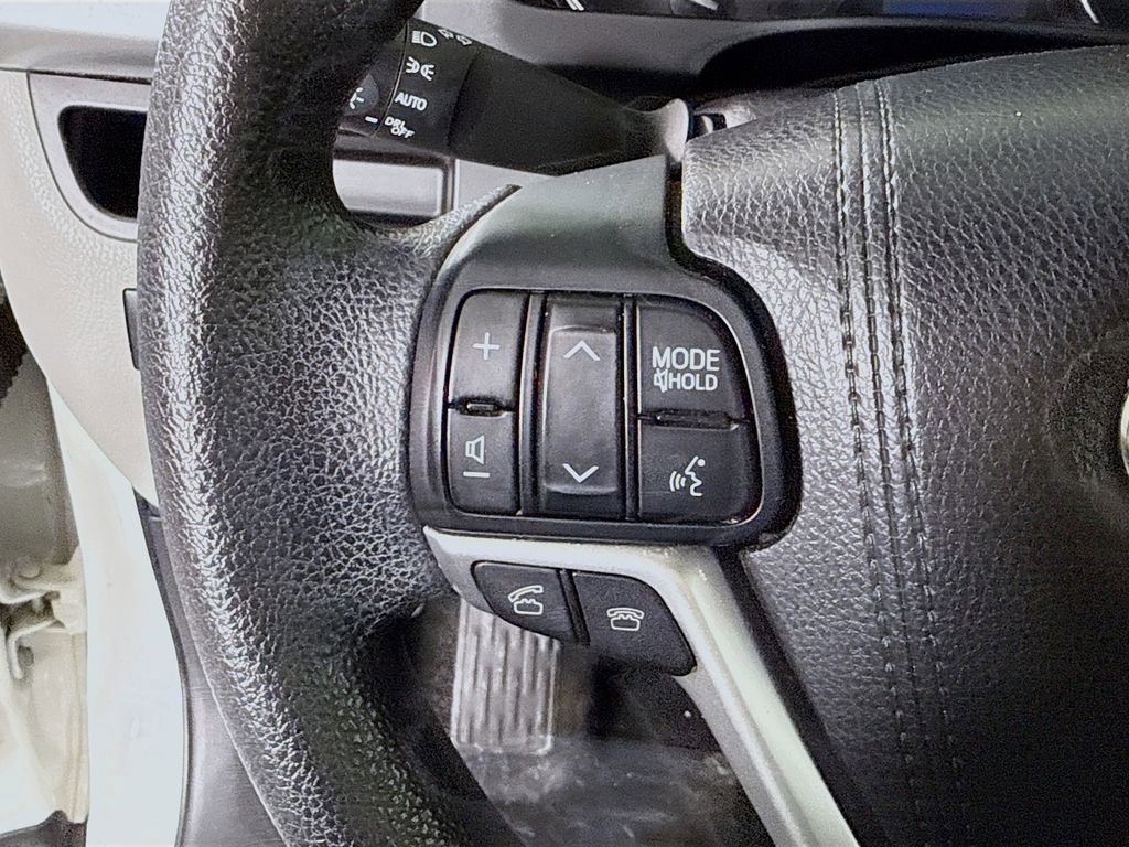 Used 2016 Toyota Highlander LE image 19