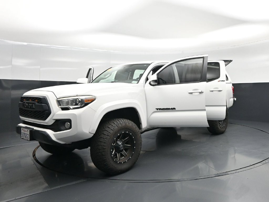 Used 2017 Toyota Tacoma SR5 w/ Tow Package AWD/4WD image 25
