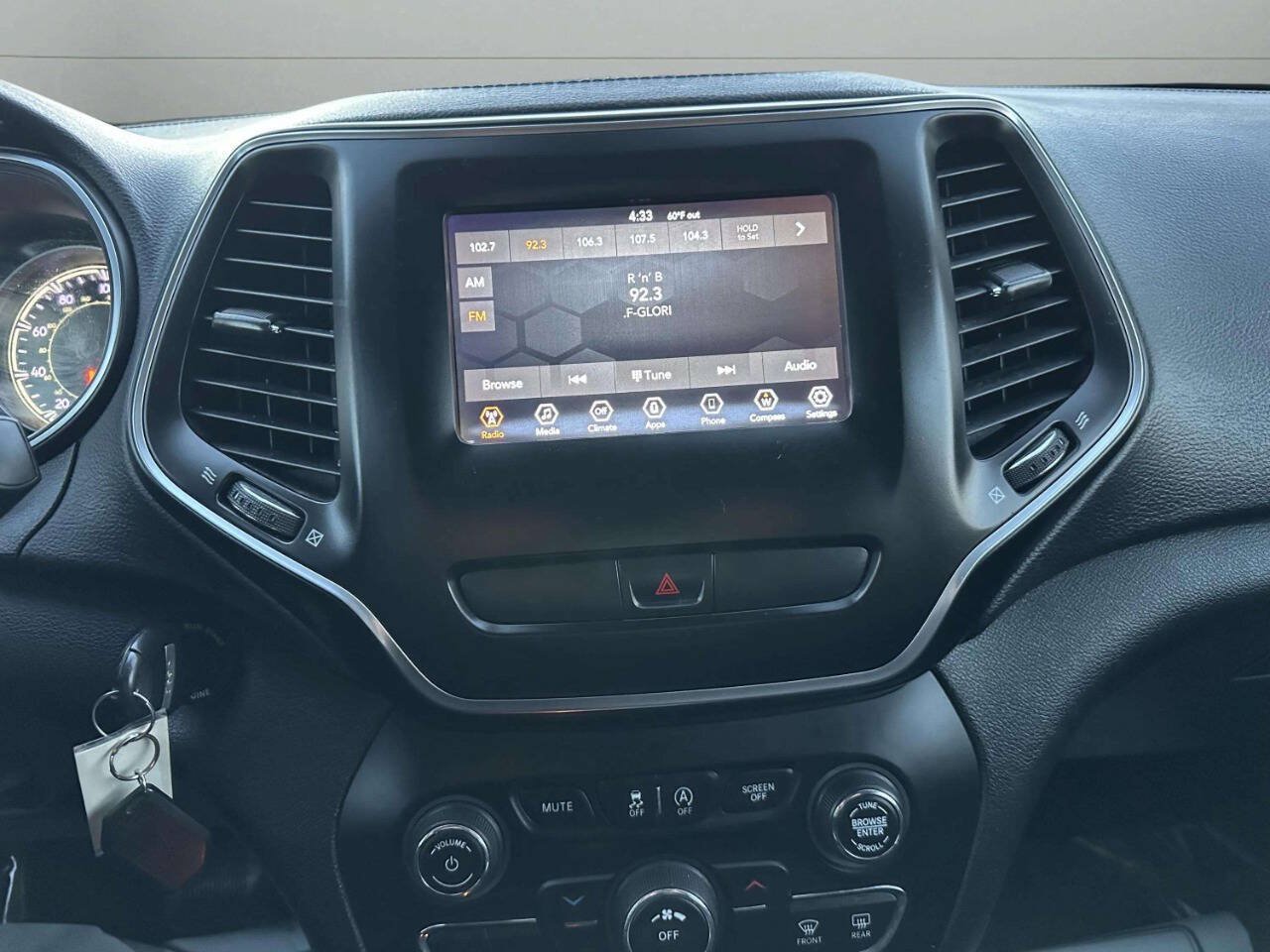 Used 2019 Jeep Cherokee Latitude w/ Popular Appearance Group FWD image 30