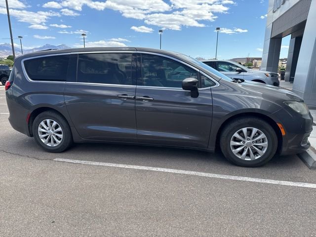 Used 2017 Chrysler Pacifica Touring w/ Tire & Wheel Group FWD image 5