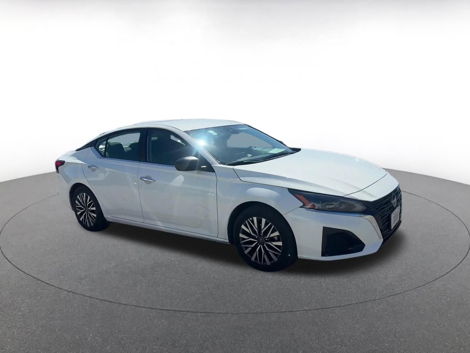 Used 2025 Nissan Altima 2.5 SV FWD image 2