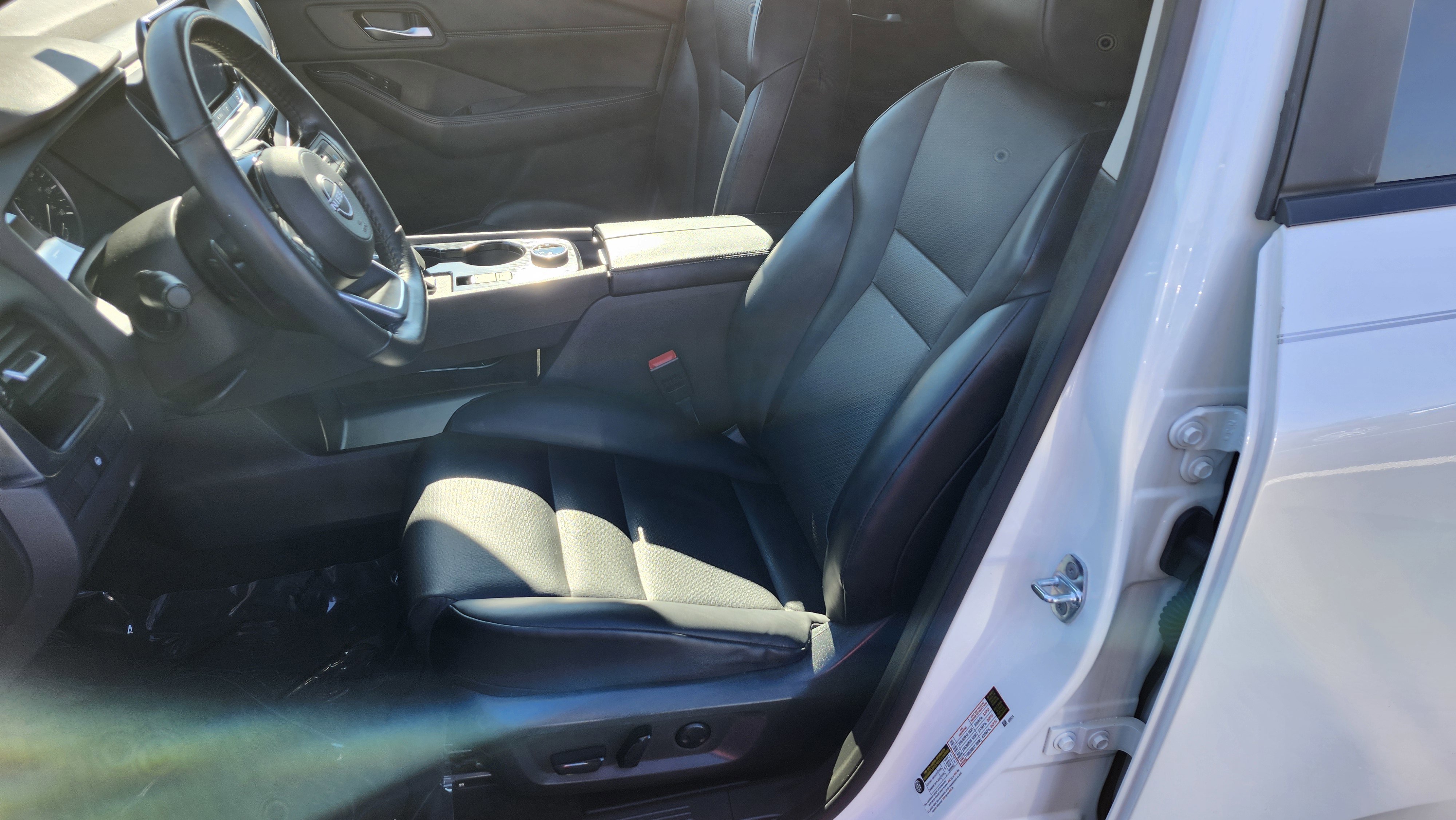 Used 2023 Nissan Rogue SV w/ SV Premium Package image 19