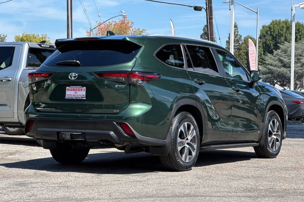 Certified 2025 Toyota Highlander XLE AWD/4WD image 3