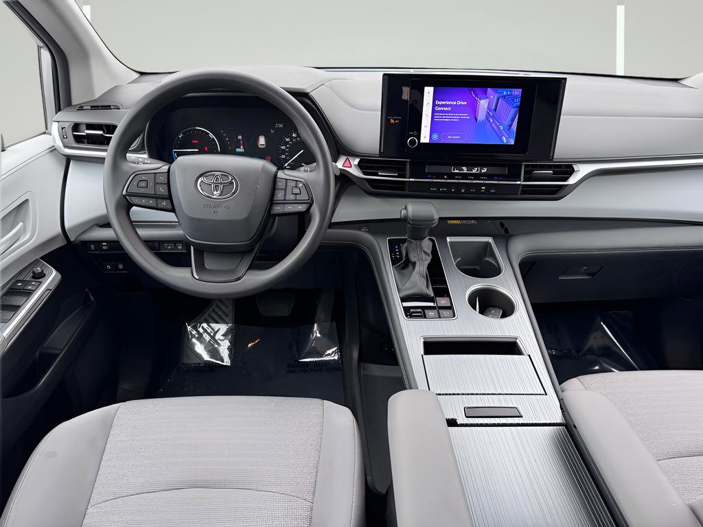Used 2025 Toyota Sienna LE FWD image 5