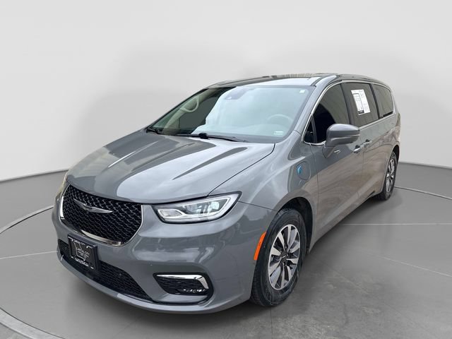 Used 2022 Chrysler Pacifica Touring-L w/ Uconnect Theater Family Group FWD image 4