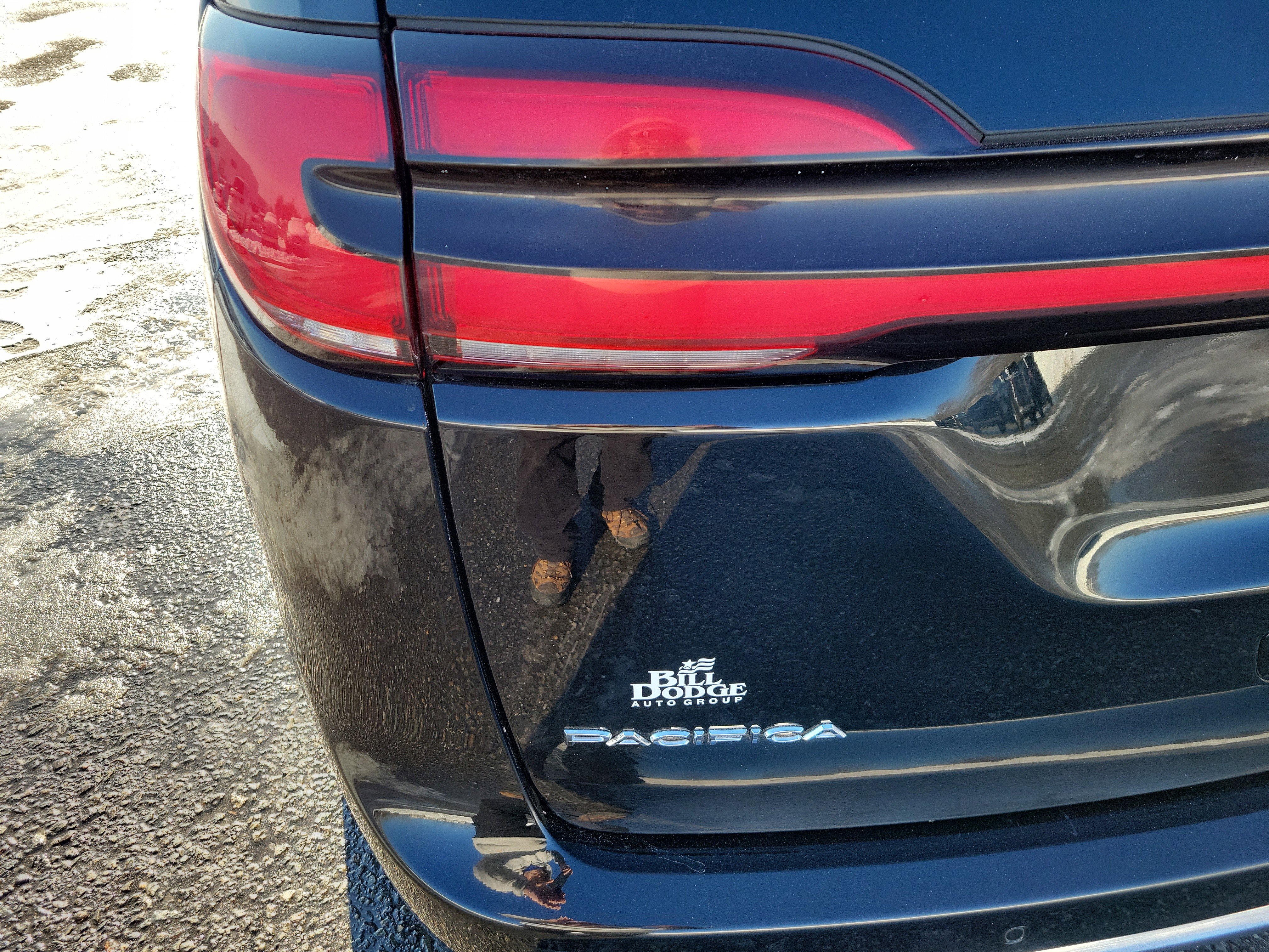 Used 2024 Chrysler Pacifica Touring-L image 11