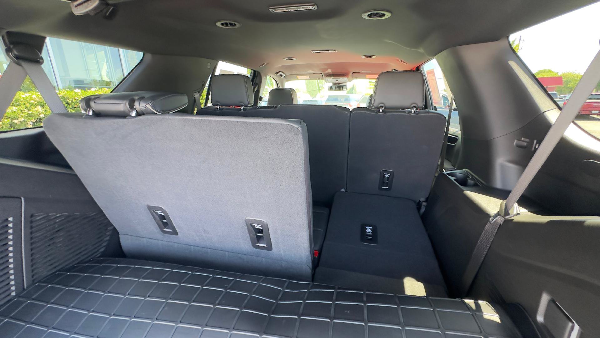 Used 2025 GMC Yukon Elevation AWD/4WD image 8